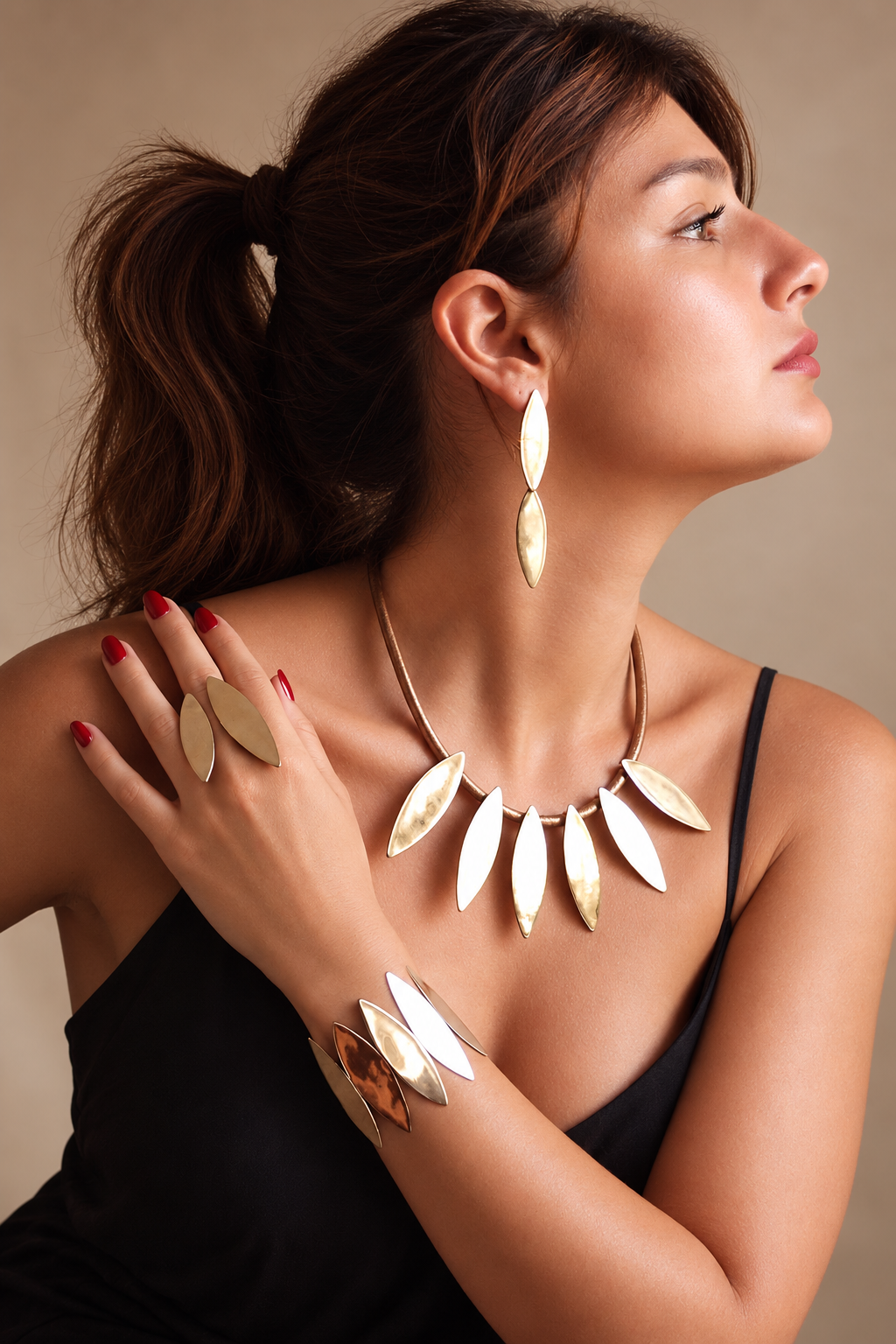 Modella con collana Nodo Doppio, orecchini, anello e bracciale Ausiello Gioielli